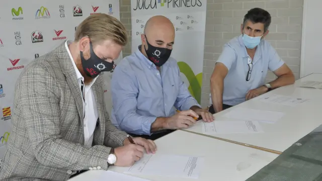 Morten Kjølby, Antonio Betrán y José Antonio Rivero, firmando el contrato del nuevo entrenador, en el pabellón de hielo de Jaca