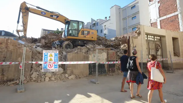 Foto de los trabajos de demolición, ya en su fase final, en el número 3 de la plaza de La Moneda