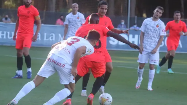 Seoane y Pulido observan a Peñaloza con la pelota durante el choque ante el Mallorca