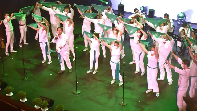 Vestidos de blanco y verde, los miembros de Emociones a la Carta y Alborozo en el espectáculo Cuando vuelva San Lorenzo