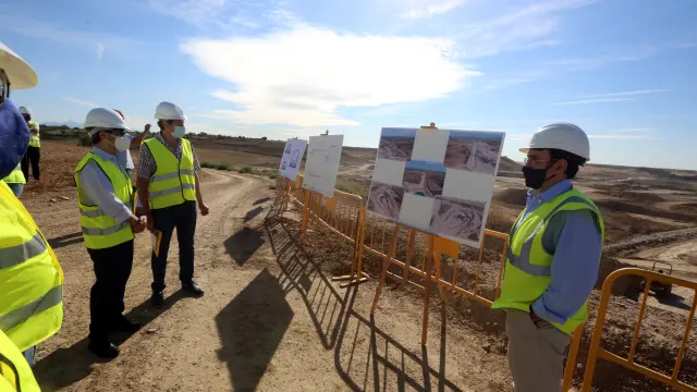 Autoridades durante la visita a las obras de construcción del embalse de Almudévar.