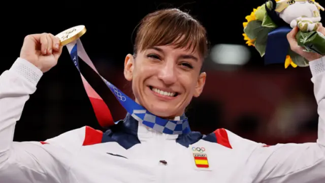 Sandra Sánchez, en el podio tras ganar el oro olímpico en la modalidad de kata femenino.
