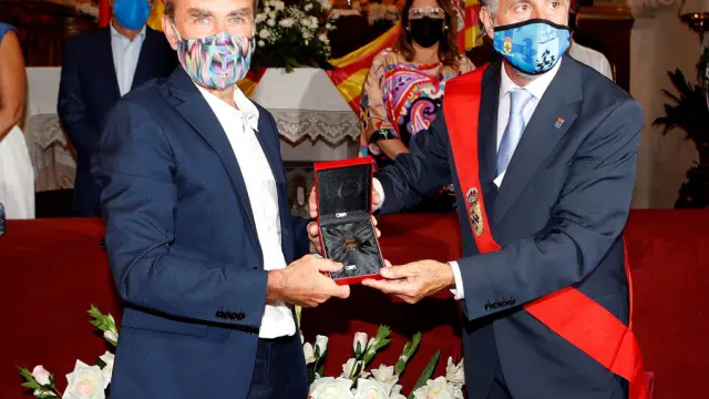 Fernando Simón, recibe la medalla de oro de Villafeliche de manos de su alcalde, Agustín Caro.