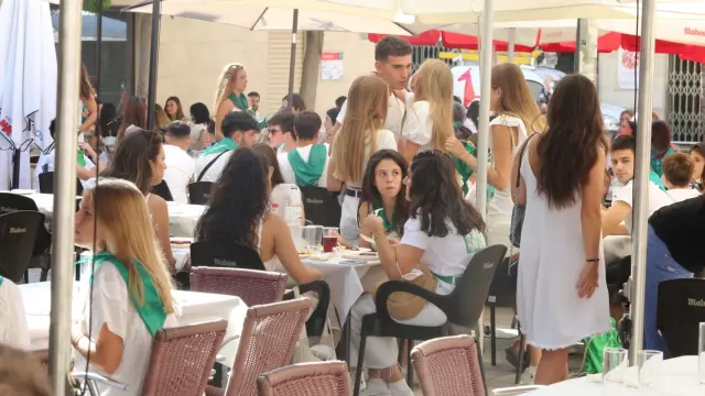 Almuerzos laurentinos, este lunes, en el centro de Huesca.