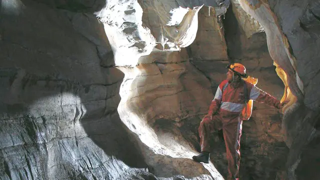 Un espeleólogo en la galería del primer tramo de la cueva de Peña Blanca