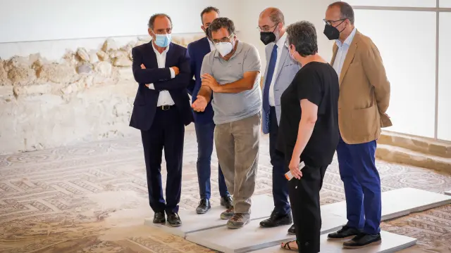 El presidente del Gobierno de Aragón, Javier Lambán, visita el yacimiento de La Malena en Azuara.