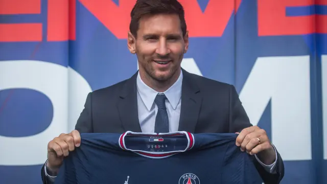 Lionel Messi muestra la camiseta que lucirá en el Paris Saint-Germain.