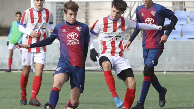 Partido entre la S.D. Huesca y el Monzón Fútbol Base en la categoría División Honor Cadete.