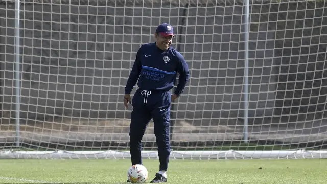 Nacho Ambriz debutará este viernes como entrenador del Huesca en competición oficial.