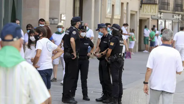 un dispositivo policial vigilando las calles de la ciudad durante estas "no fiestas"
