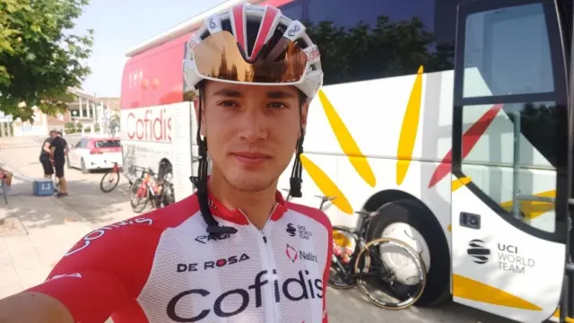 Fernando Barceló, con el autobús del Cofidis, en estos días previos a la Vuelta.