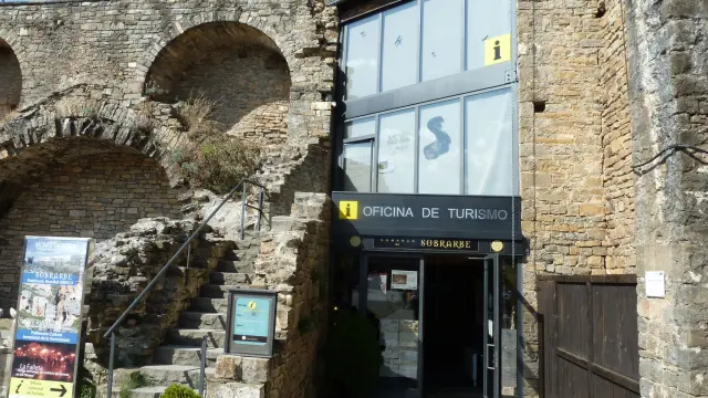 Fotografía de la entrada a la Oficina Comarcal de Turismo de Sobrarbe