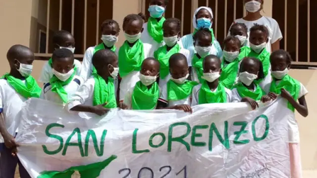 Niños y personal de maternidad en el Centro de Salud Keur Madou Khary felicitando las fiestas de San Lorenzo.