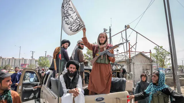 Tras la toma de Kabul por parte de los talibanes la mayoría de los extranjeros ha huído o lo intenta.