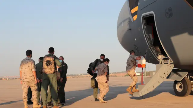 El primer avión español sale rumbo a Kabul