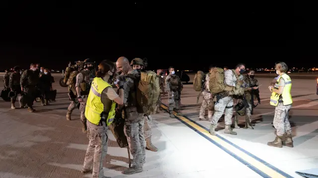 Militares esperan subir al primer avión en la madrugada del lunes