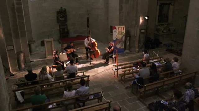 Taracea en su concierto en la iglesia de Santa Cruz de la Serós.