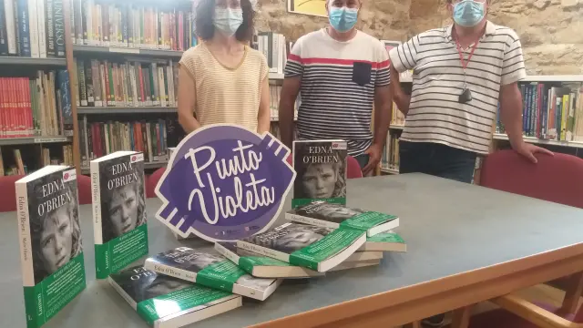 Javiel Consul y Óscar Moret entregaron los ejemplares a la biblioteca de Osso de Cinca.