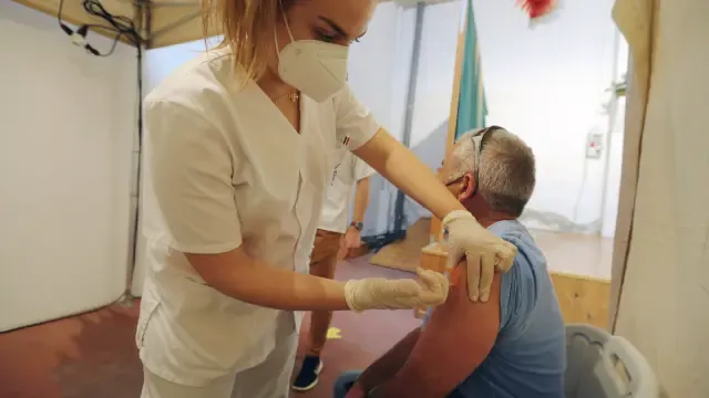 Un vecino de Huesca recibe la vacuna contra la Covid-19.