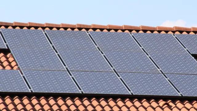 Instalaciones fotovoltaicas de autoconsumo en el tejado de una vivienda.