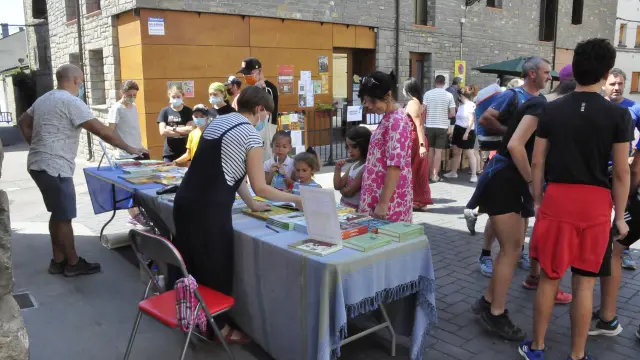 Villanúa celebra una animada Feria del Libro y el Cómic
