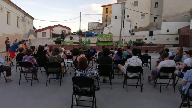 Asistentes a uno actuación de jotas dentro los actos culturales celebrados el año pasado en Alcalá de Gurrea.