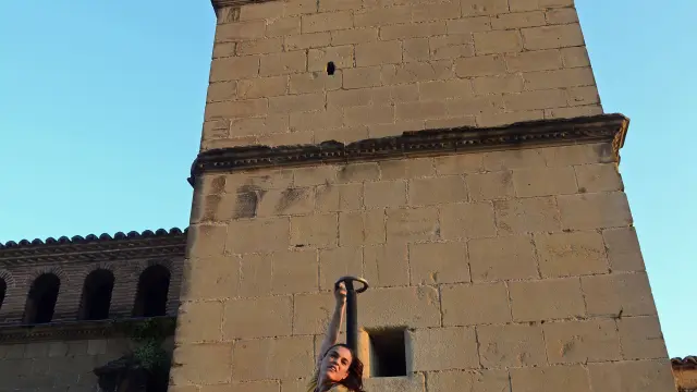 La torre de la iglesia de Agüero, el mejor decorado para la actuación de los franceses Daraomaï