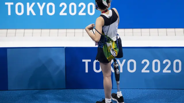 Una mujer espera durante una sesión de entrenamiento en los Juegos Paralímpicos de Tokio 2020 en el Centro Acuático de Tokio