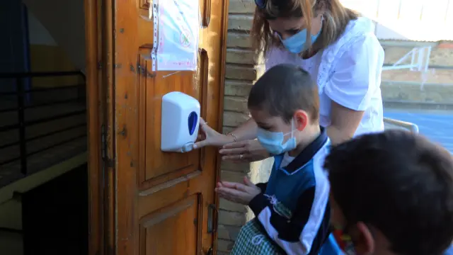 Unos niños desinfectan sus manos en el primer día del curso pasado.