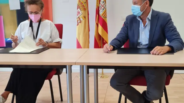 Estela Ferrer y Toni Martínez firman el convenio.