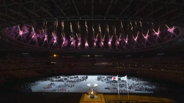 Vista general de la ceremonia inaugural, con las banderas de Japón y del movimiento paralímpico presidiendo.