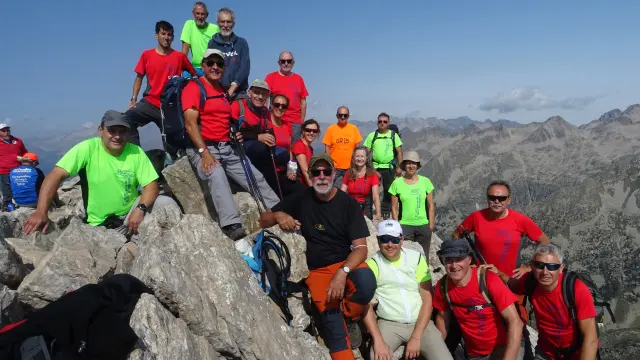Foto de grupo en la cima del tres mil ribagorzano