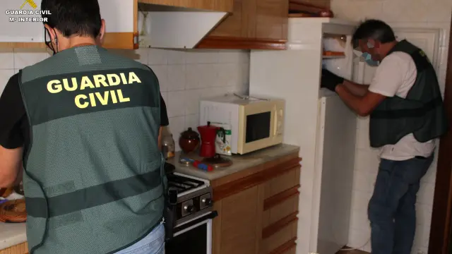 La Guardia Civil registra uno de los locales registrados en la Operación Claustrum
