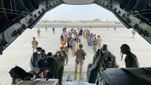 Refugiados afganos entrando en los aviones enviados por España