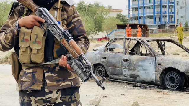 Los talibanes custodian un vehículo que fue usado para perpetrar uno de los ataques en el aeropuerto.