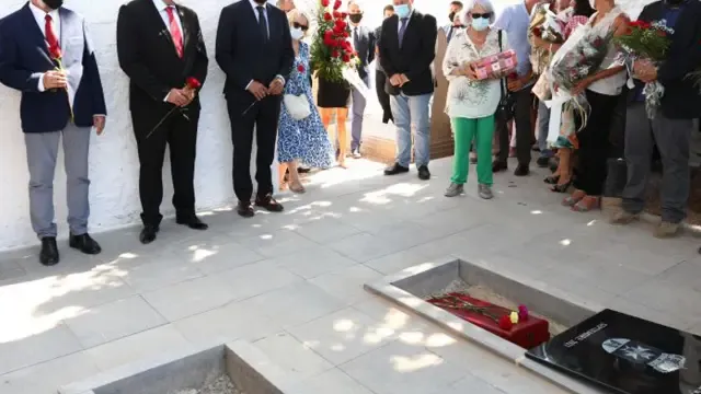 Acto de reinhumación de los restos de María Domínguez en el cementerio de Fuendejalón