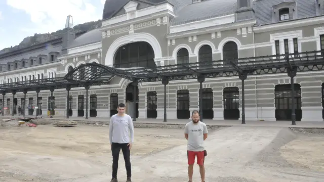Fernando Sánchez y Álex Varela, este jueves, junto a la fachada principal de la Estación Internacional de Canfranc. R.G.