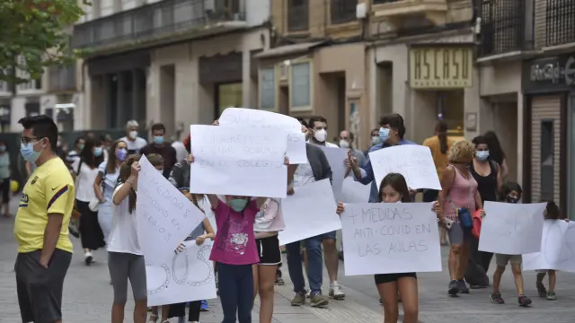 Imagen durante la manifestación por el Coso Alto de Huesca