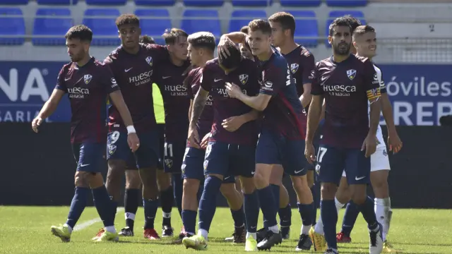 Los jugadores del Huesca B celebran el gol del empate.
