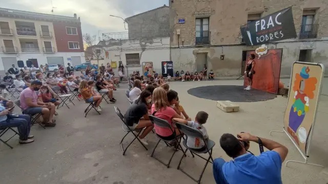Público atento a uno de los espectáculos realizados durante la jornada mágica y circense en Robres.