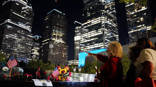 Visitantes la noche de este sábado en el memorial por la víctimas del 11-S, atentado del que ayer se cumplieron 20 años.