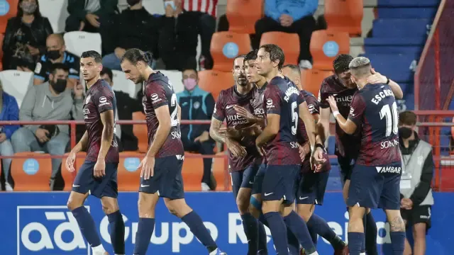 Los jugadores del Huesca celebran uno de los goles.