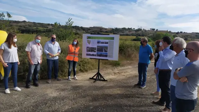 Los asistentes a la visita a las obras de mejora de la carretera entre Fornillos y Berbegal atienden las explicaciones técnicas.