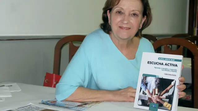 Elena Ariste Mur posa con su libro.