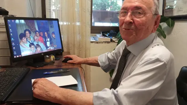 Ángel Mazana muestra en su ordenador una foto familiar.