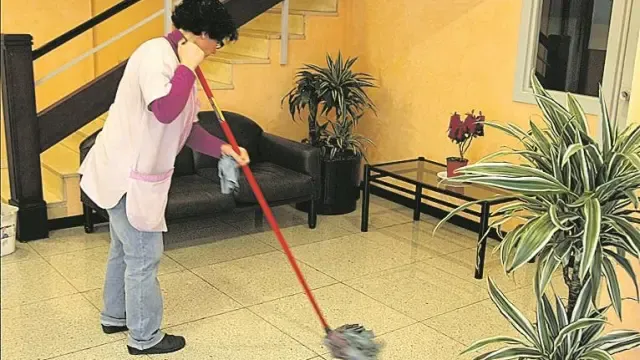 Trabajadora de la limpieza en edificios públicos