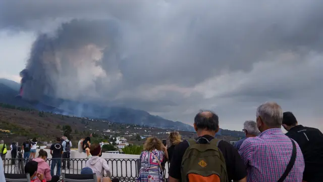 Cientos de personas pasaron el día expectantes observando la evolución de la erupción.