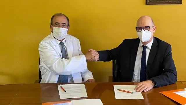 El gerente del sector, José Ignacio Castaño, y el director gerente del IIS, Ángel Lanas, firman el acuerdo.
