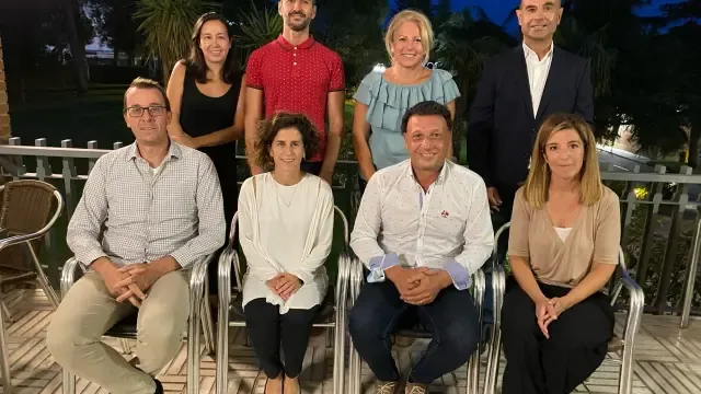 El nuevo equipo directivo del CT Osca con Talito Corrales (de pie, primero a la derecha) como presidente.