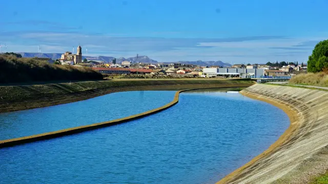 Canal de Monegros con la localidad de Robres al fondo.